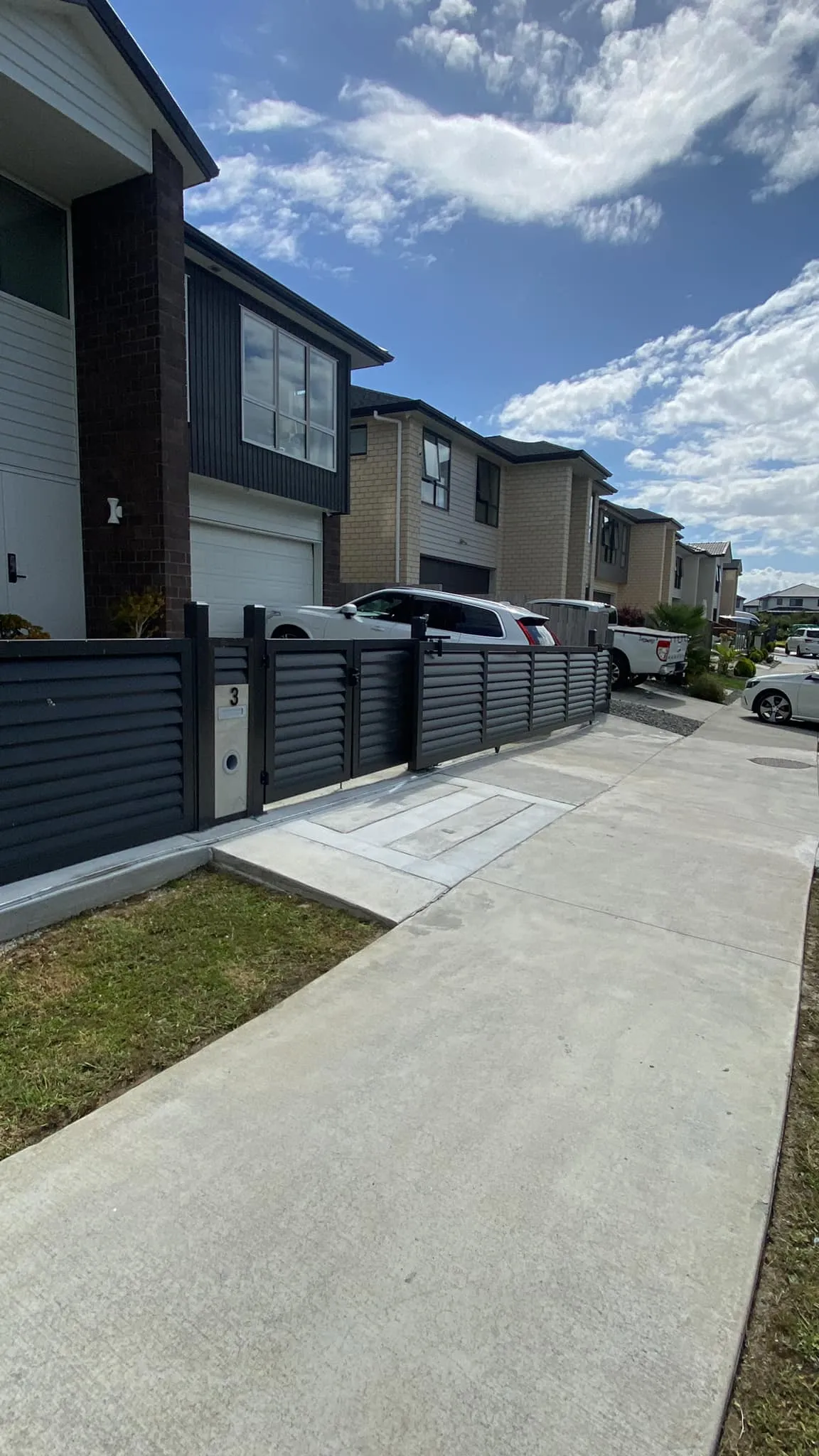 Designing Slatted Gates for Tight Urban Driveways: Space-Saving Sliding Systems and Structural Reinforcement Techniques